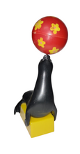 Load image into Gallery viewer, 1977 Circus Seal with Removable Ball Wilton Cake Decoration