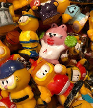 Load image into Gallery viewer, 5 Mystery Pick Garfield Keychain Lot